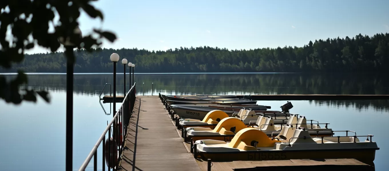Сatamarans, boats and paddleboards.